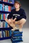 Kids Brand Store Kundenreferenz Mode Junge mit beiger Hose