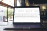 Laptop mit TRIMIT-Fertigungsansicht zur Planung und Steuerung von Produktion, Vertrieb und Fertigungsprozessen in der Möbelbranche.