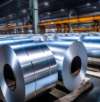 Gestapelte Metallrollen in einer Industriehalle als Rohmaterial für Einkauf, Bedarfsermittlung und Beschaffungsprozesse.